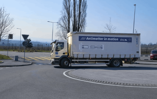 人类历史首次成功运输“反物质”！巨大难题被攻破